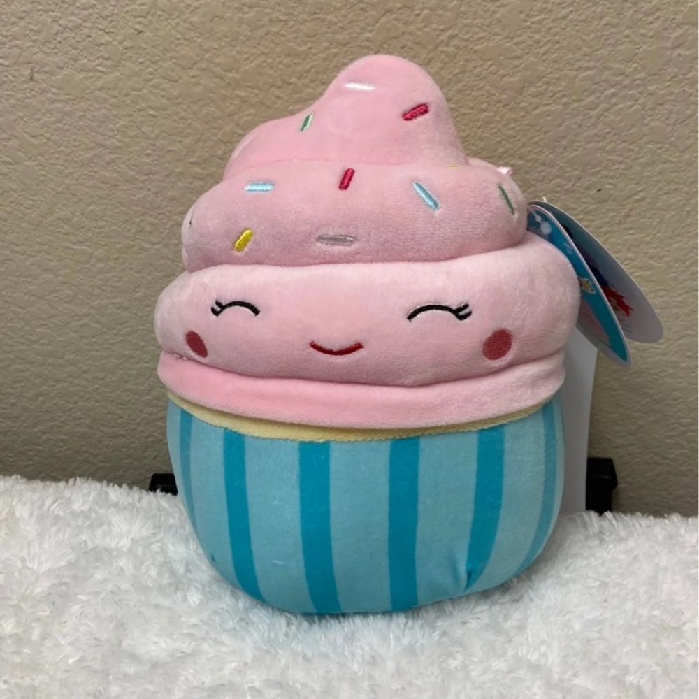 Squishmallows Deidre the Cupcake 8" Stuffed Plush